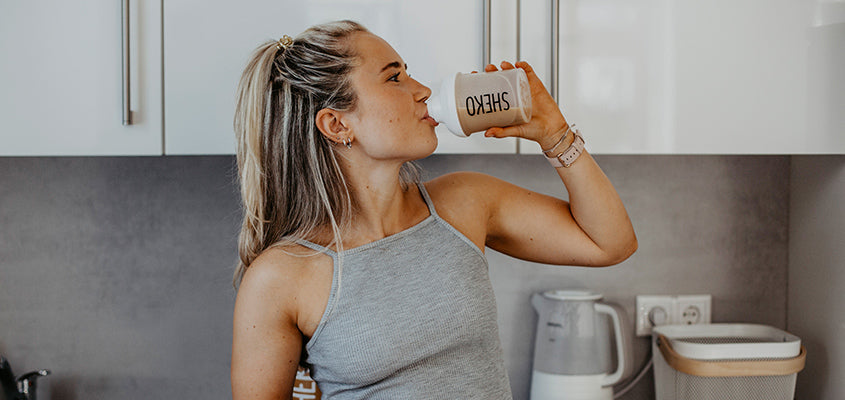 Valerie trinkt SHEKO Shake