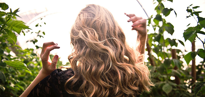 Frau mit langen, hellbraunen Haaren