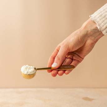 Messlöffel in Hand
