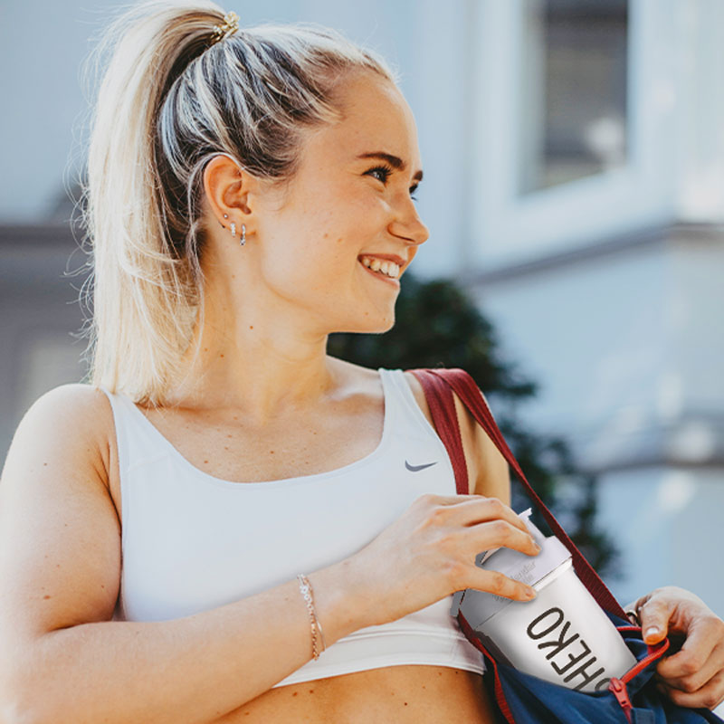 Frau mit Shaker