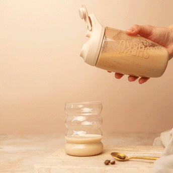 Coffee Shake mit Shaker eingießen