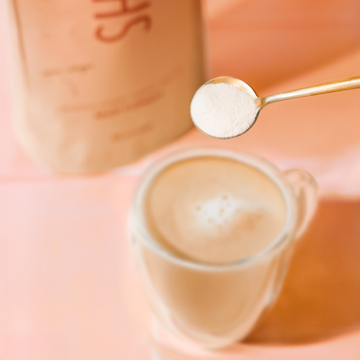 Das SHEKO Multi Kollagen Pulver wird mit einem goldenen Löffel in einen Shake, Wasser und Kaffee gekippt.