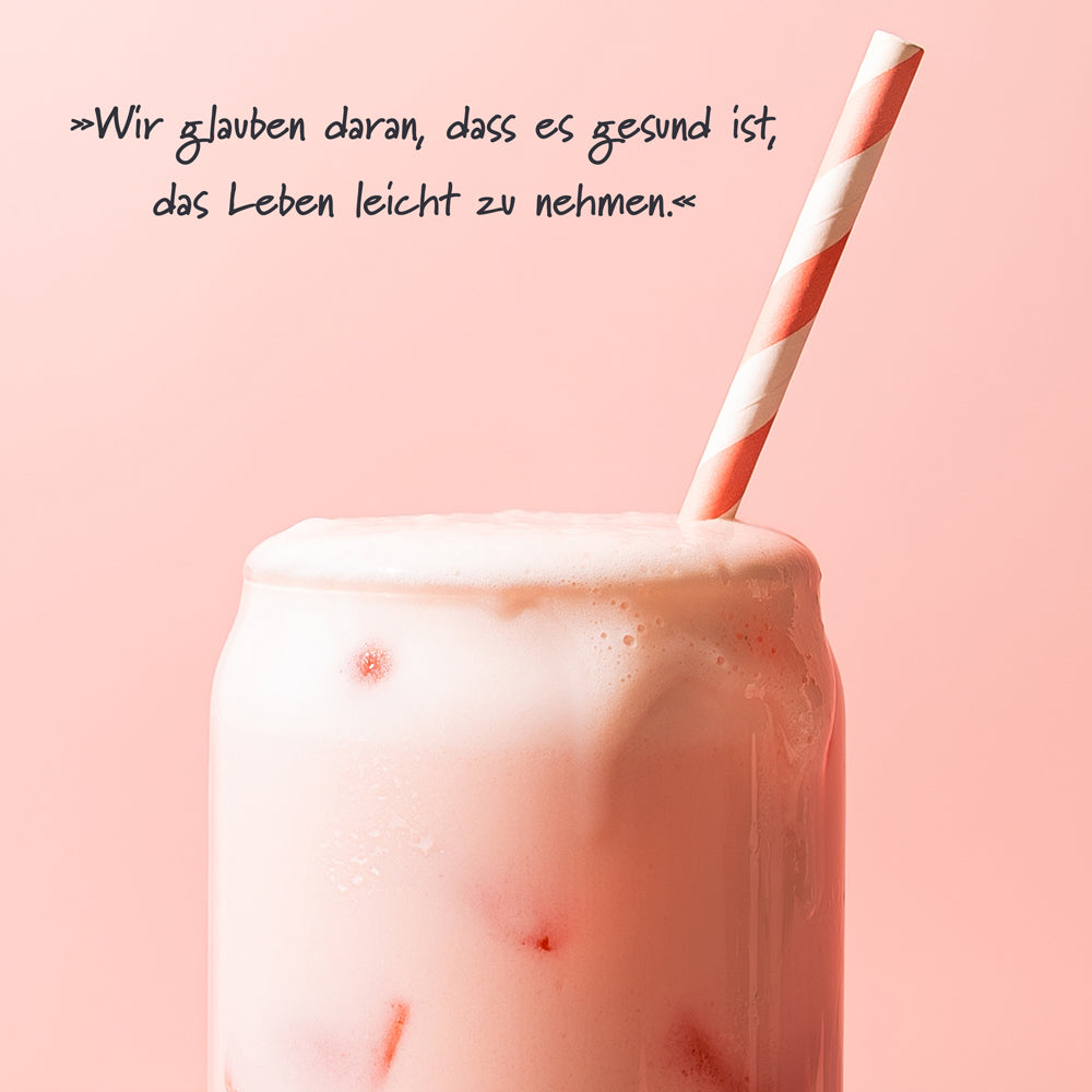 Closuep eines leckeren Erdbeer-Shakes mit dem Zitat "Wir glauben daran, dass es gesund ist, das Leben leicht zu nehmen."