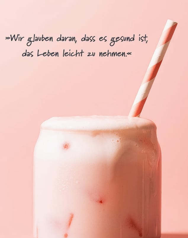 Closuep eines leckeren Erdbeer-Shakes mit dem Zitat "Wir glauben daran, dass es gesund ist, das Leben leicht zu nehmen."