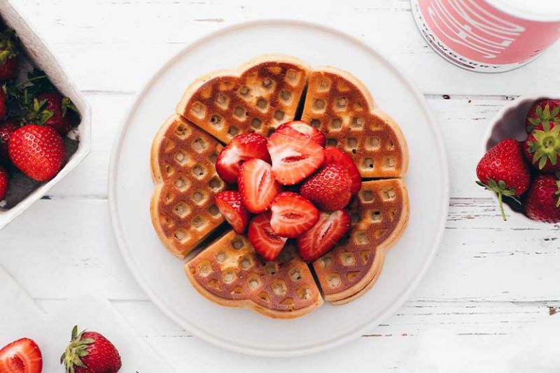 Herzchen-Waffel mit Erdbeeren