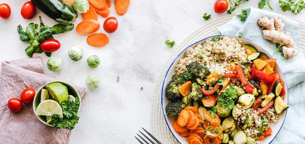 Bowl mit Möhre, Brokkoli, Zucchini, Paprika und Couscous