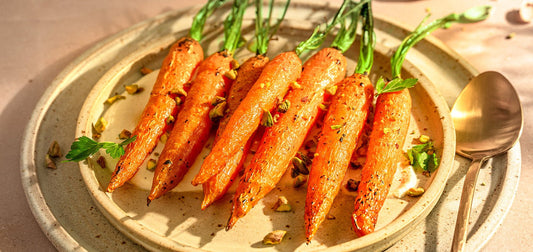 Bunte Möhren auf Proteinbett - SHEKO