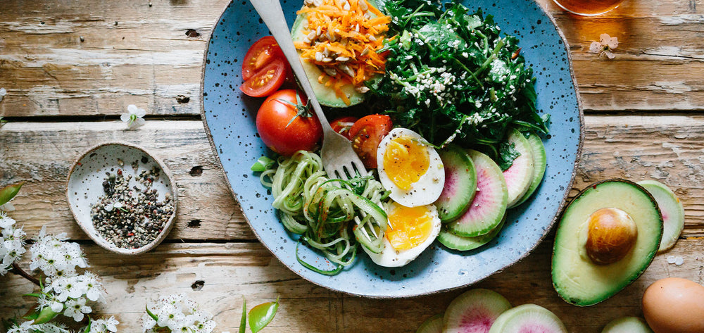 Bowl mit Tomaten, Eiern, Avocado & Zucchini-Nudeln