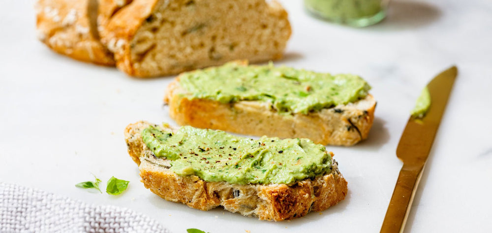High-Protein-Brot mit Pesto-Dip - SHEKO
