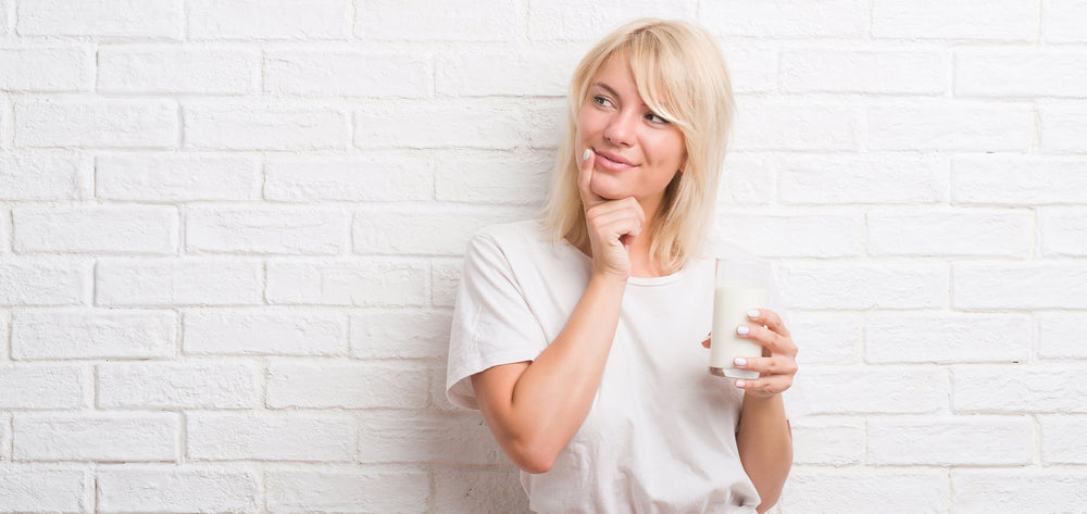 Frau mit Glas Milch in Hand