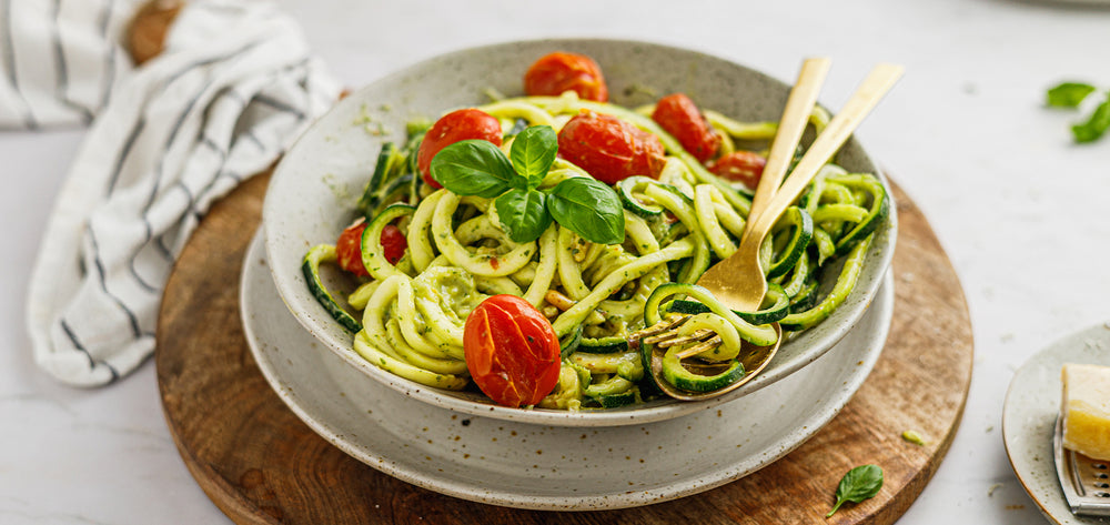 Zoodles mit Avocado und Tomaten