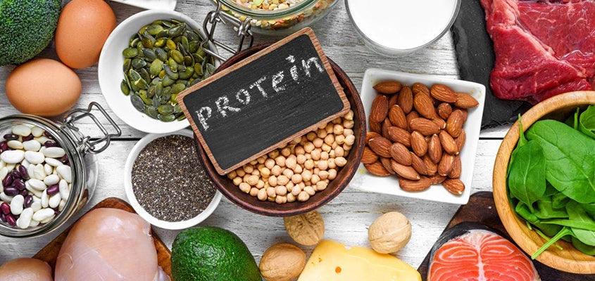 Proteinreiche Lebensmittel neben Kreidetafel 