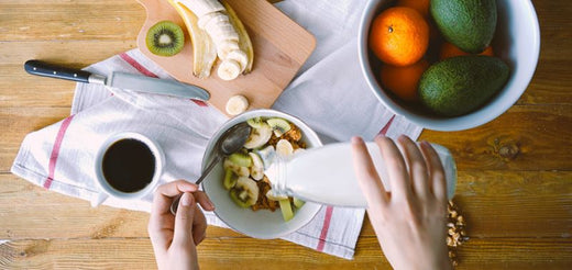 Gesundes Frühstück: Obst & Müsli mit Milch