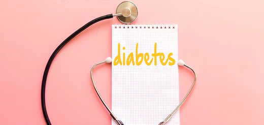 Stethoskop & Block mit gelber Aufschrift "Diabetes"