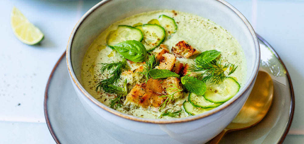 Kalte erfrischende Gurkensuppe