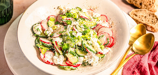 Radieschen-Gurken-Salat mit Hüttenkäse