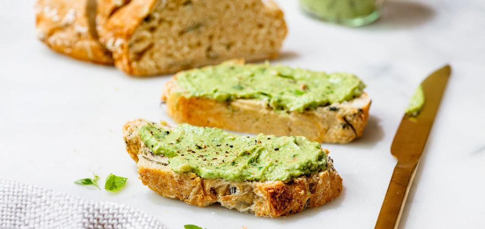 Dieses leckere Low-Carb-Grillbrot ist ideal für die Grillsaisson im Sommer. Schnell gemacht, in Pesto gedippt, superlecker!
