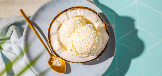 Raffaelo Eis serviert in einer Kokosnuss