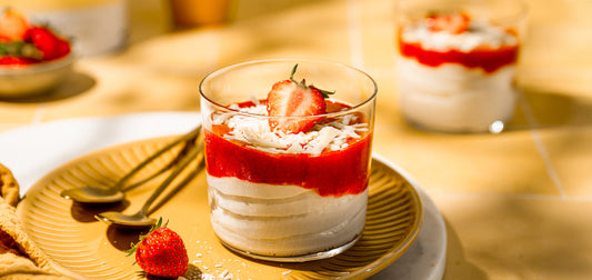 Lecker servierte Spaghetti Eis Bowl in Dessert-Schälchen