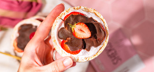 Yogurette Eiswaffel in die Kamera gehalten