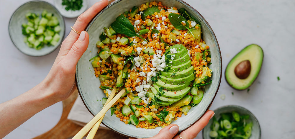 Proteinreiche Lebensmittel neben Kreidetafel 