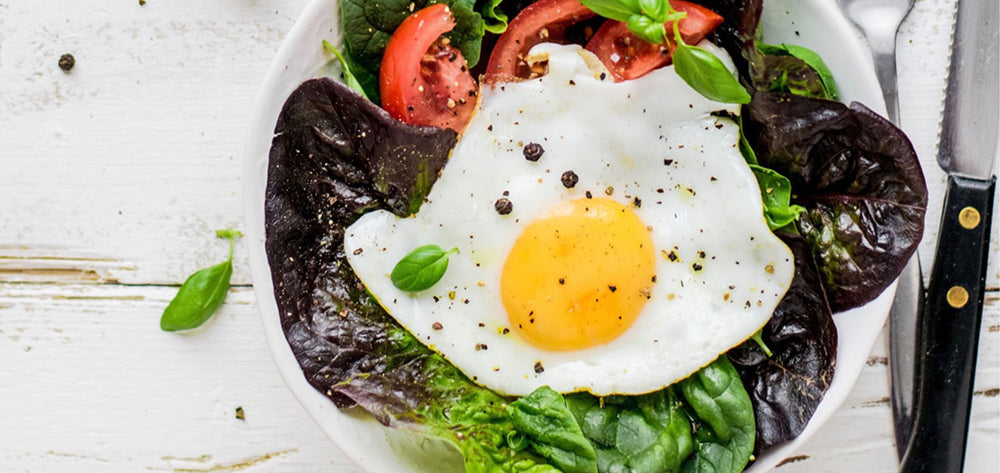 Bowl mit Spiegelei, Salat & Tomaten