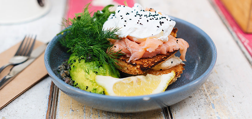 Bowl mit Avocado, Lachs, Zitrone & Dill