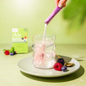 SHEKO Abnehmkur Berry wird als Stick in ein Glas Wasser gegeben
