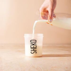 Milch in den Shaker geben