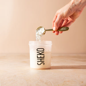 2 Messlöffel von Shake-Pulver nach Wahl in den Shaker geben