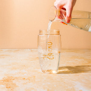 Wasser wird in Balance Shaker gegossen