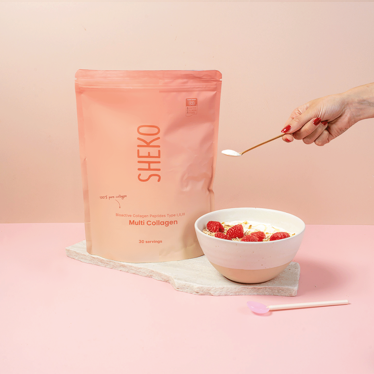 SHEKO Multi Kollagen – Pulver mit Löffel wird in Wasser-Glas, Kaffee, Shake und Müsli gegeben