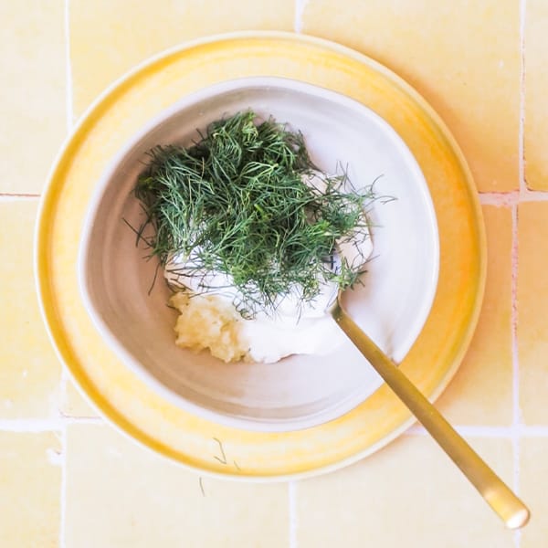 Yogurt dressing with dill